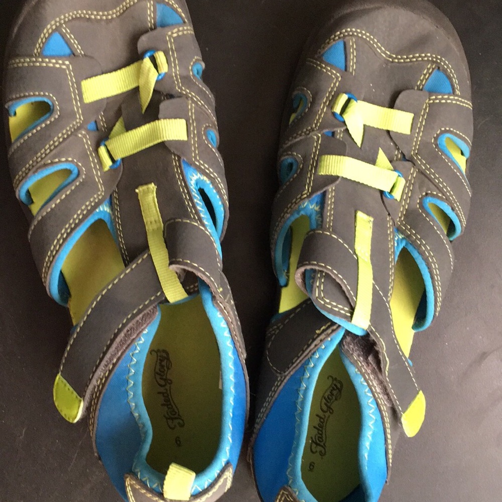 Boys sandals size 8